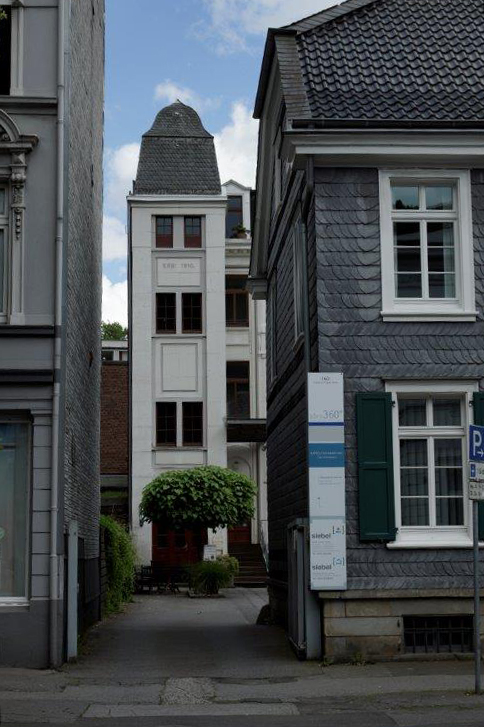 Alltagsszenen im Quartier Unterbarmen – Menschen, Straßen und historische Gebäude